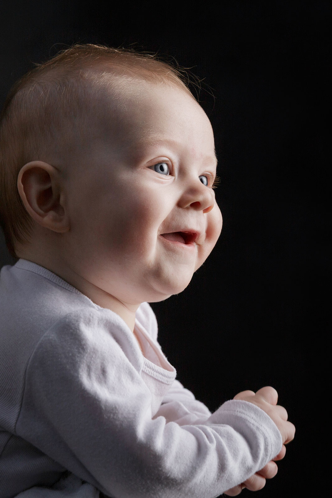 familie med nyfødt baby