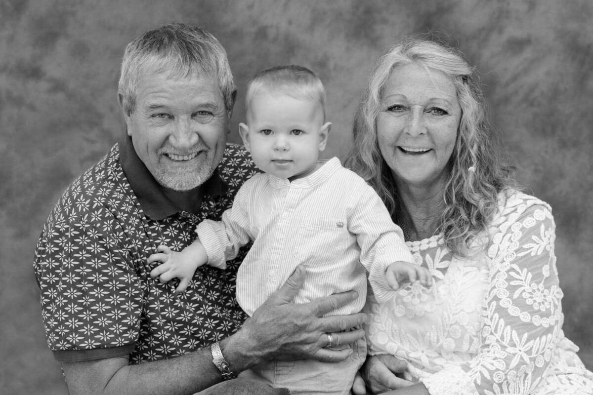 familie på tre snart. fire til fotosession i studiet