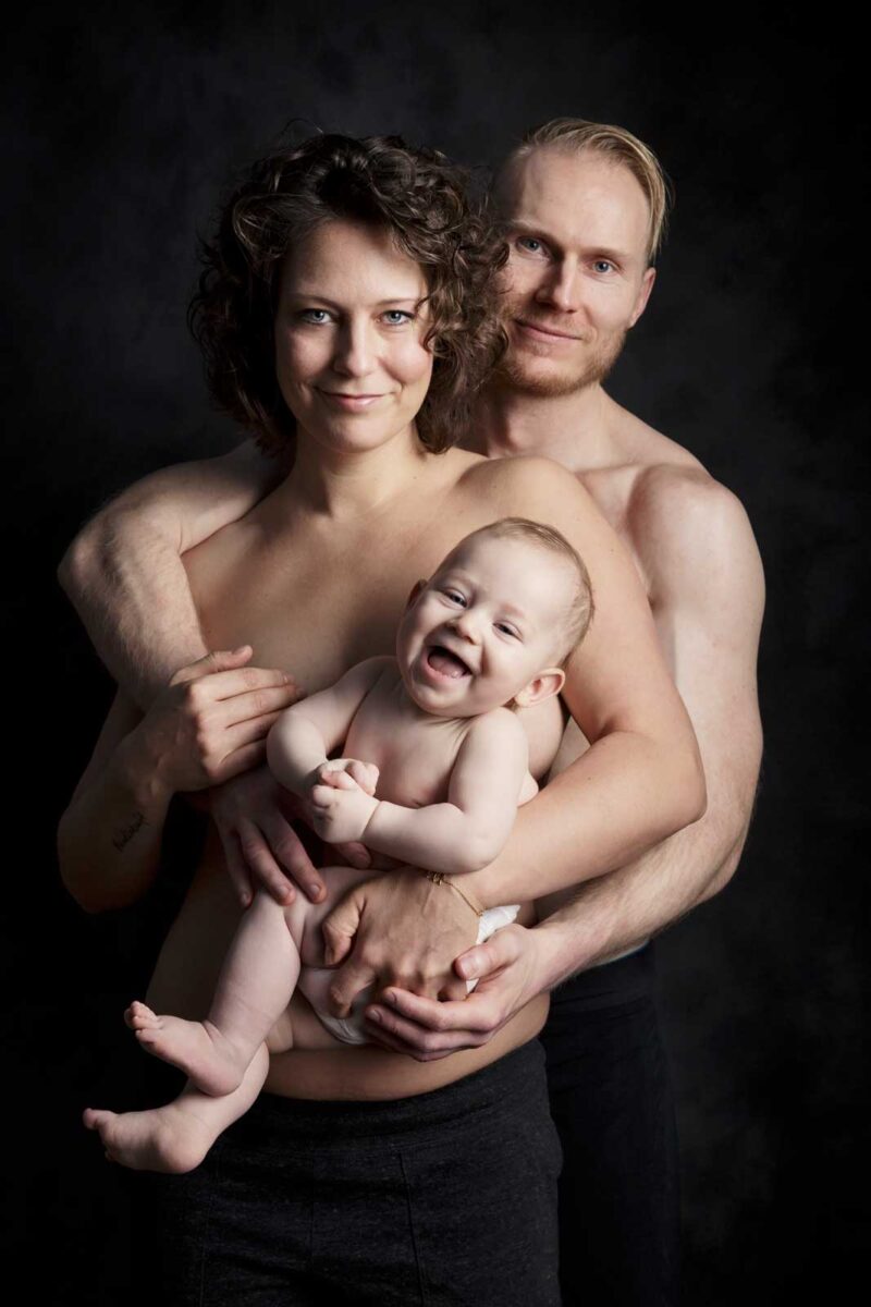 familie på tre snart. fire til fotosession i studiet