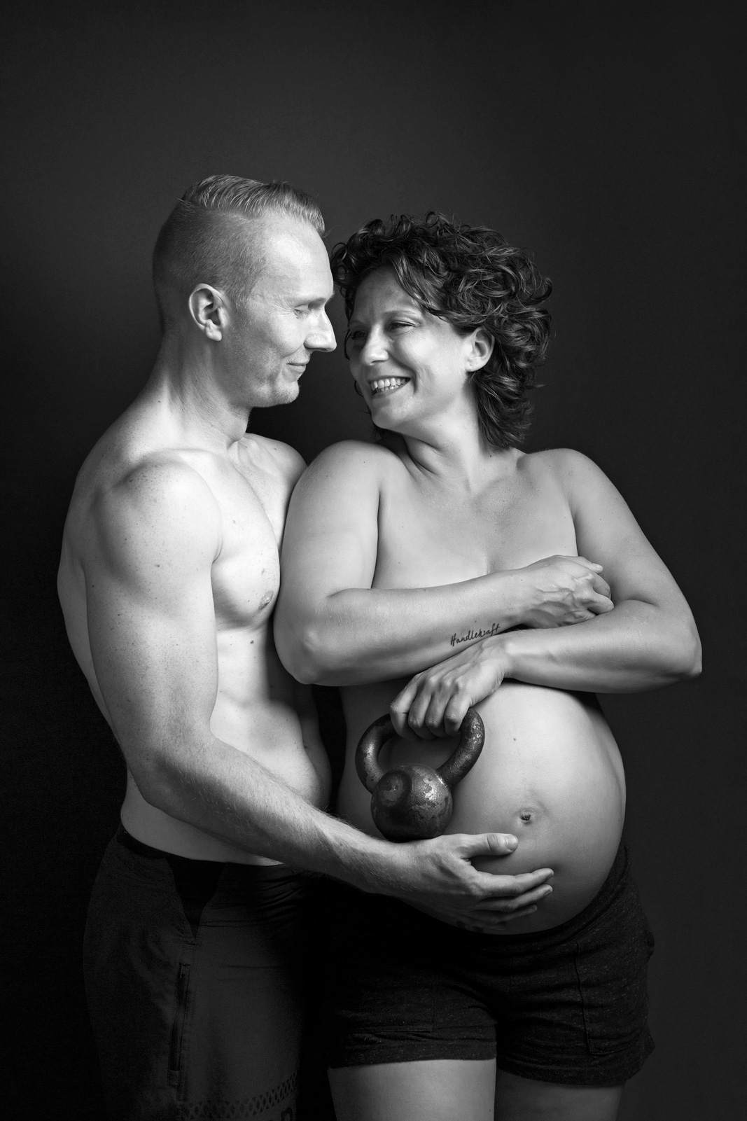 tre børn poseret foran en lys baggrund til en fotografering