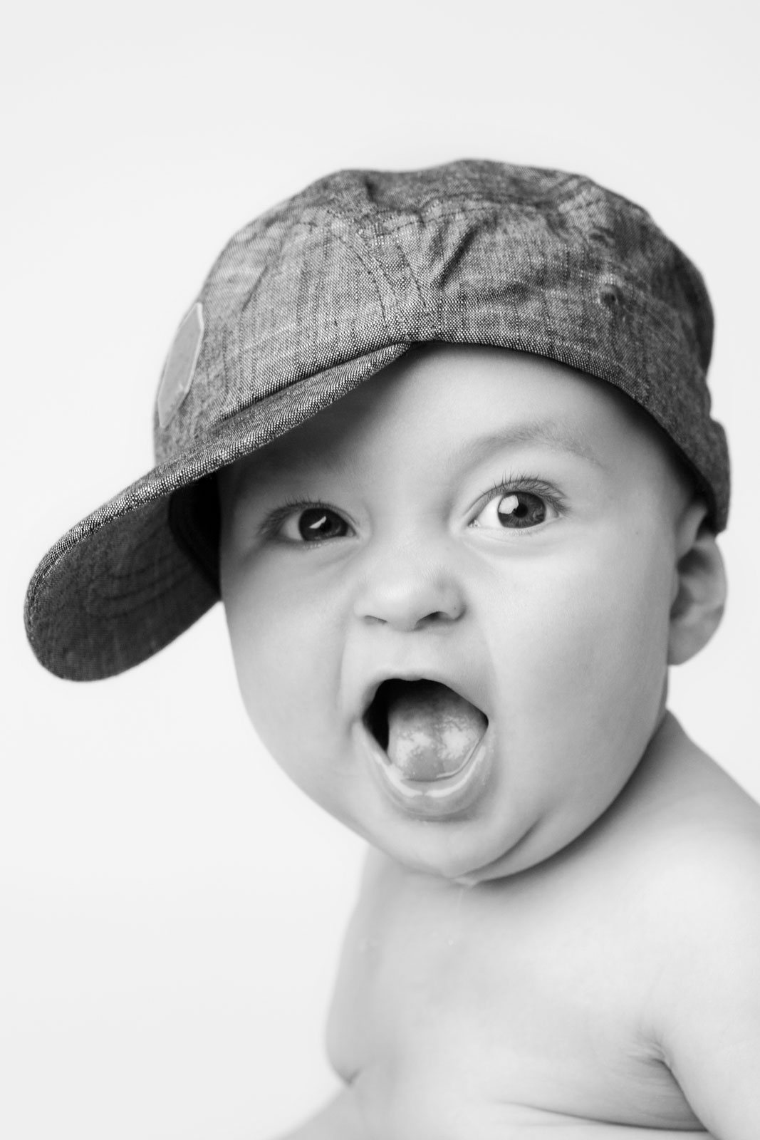 ungt par der fotograferes i studie