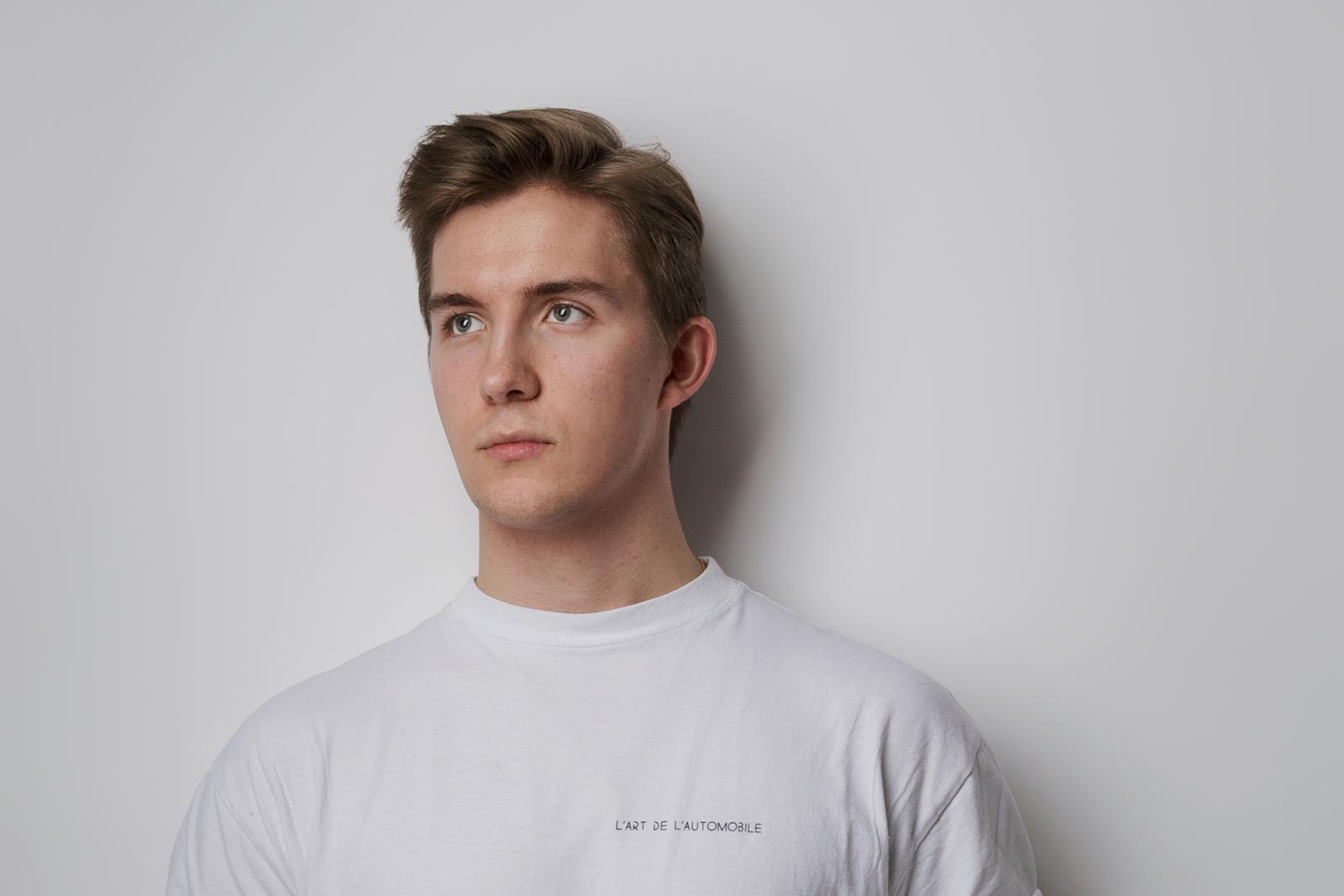 teenager kigger lidt til siden