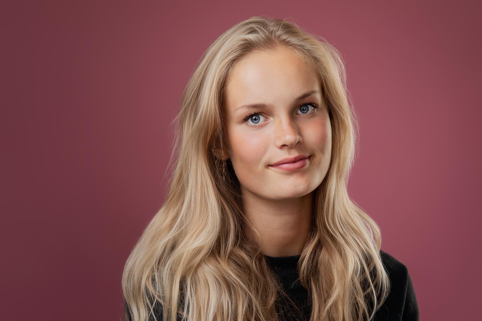 teenager pige kigger ind i kameraet med et lille smil