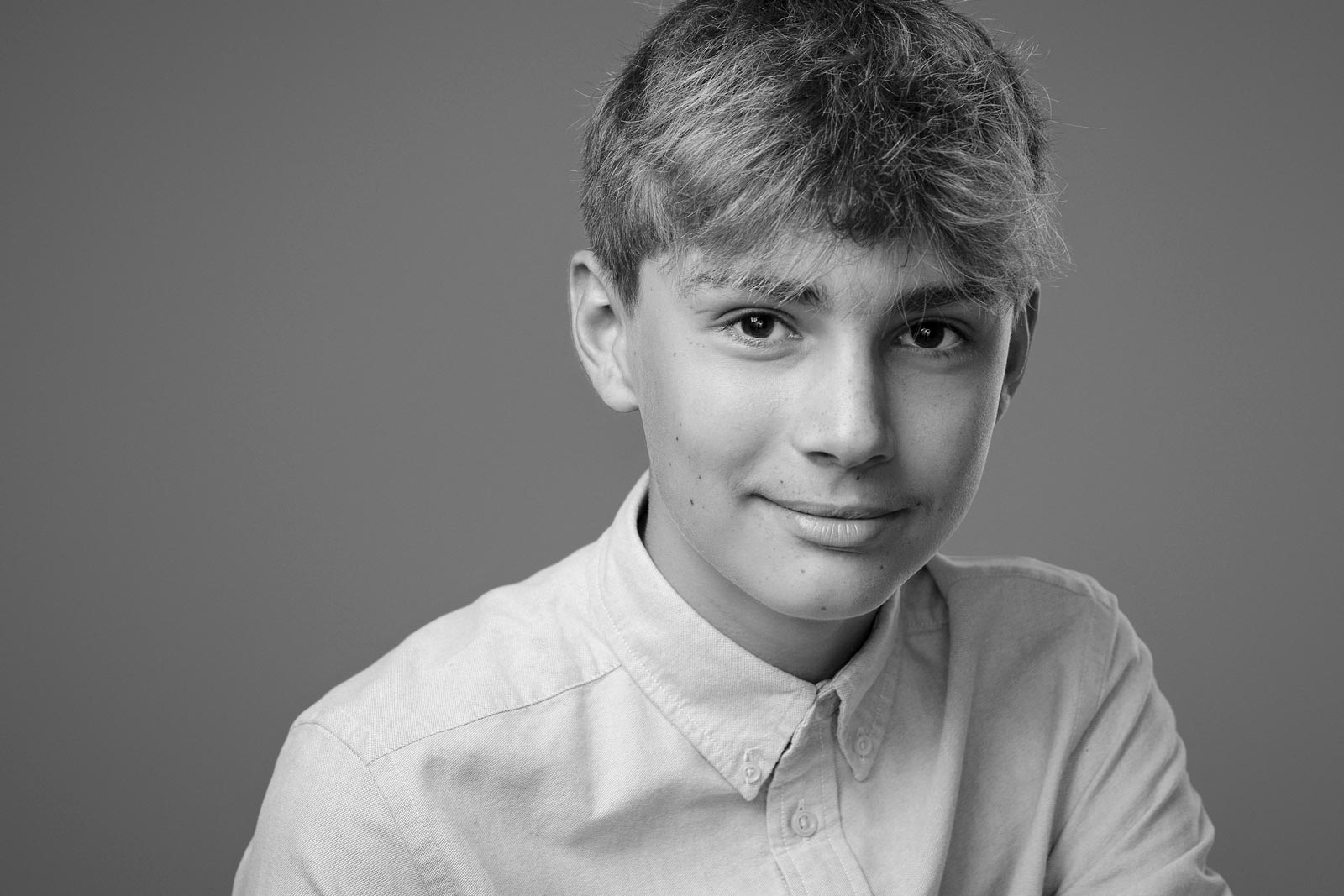teenage dreng i skjorte