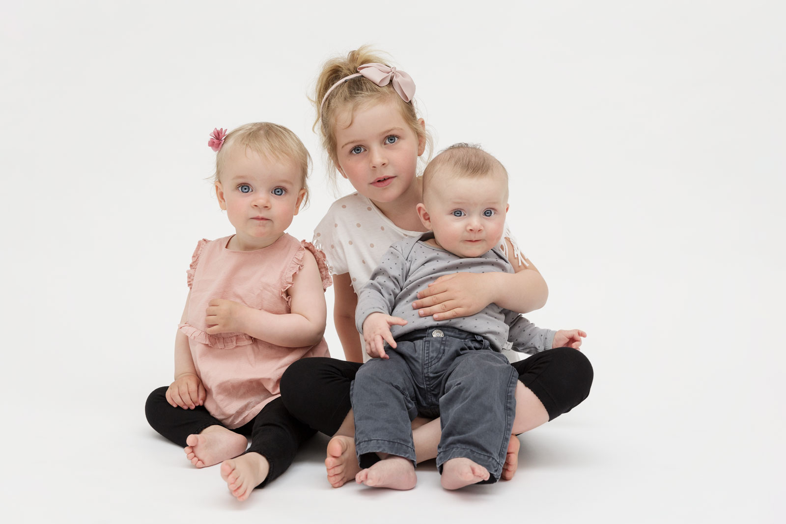 tre børn på hvid baggrund til fotosession