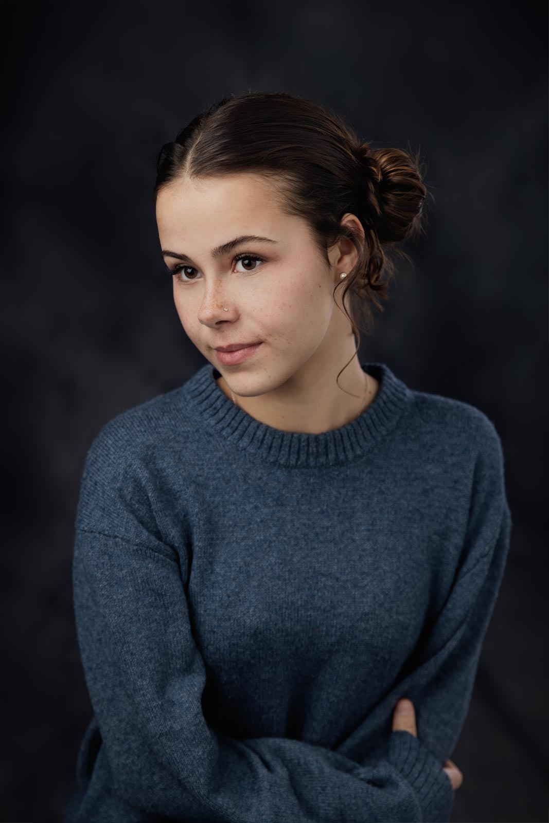 teenager sidder i studiet til fotografering
